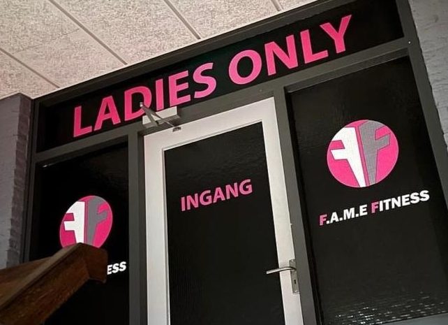 De ingang van Fame Fitness Ladies Only aan de Industriestraat in Gouda